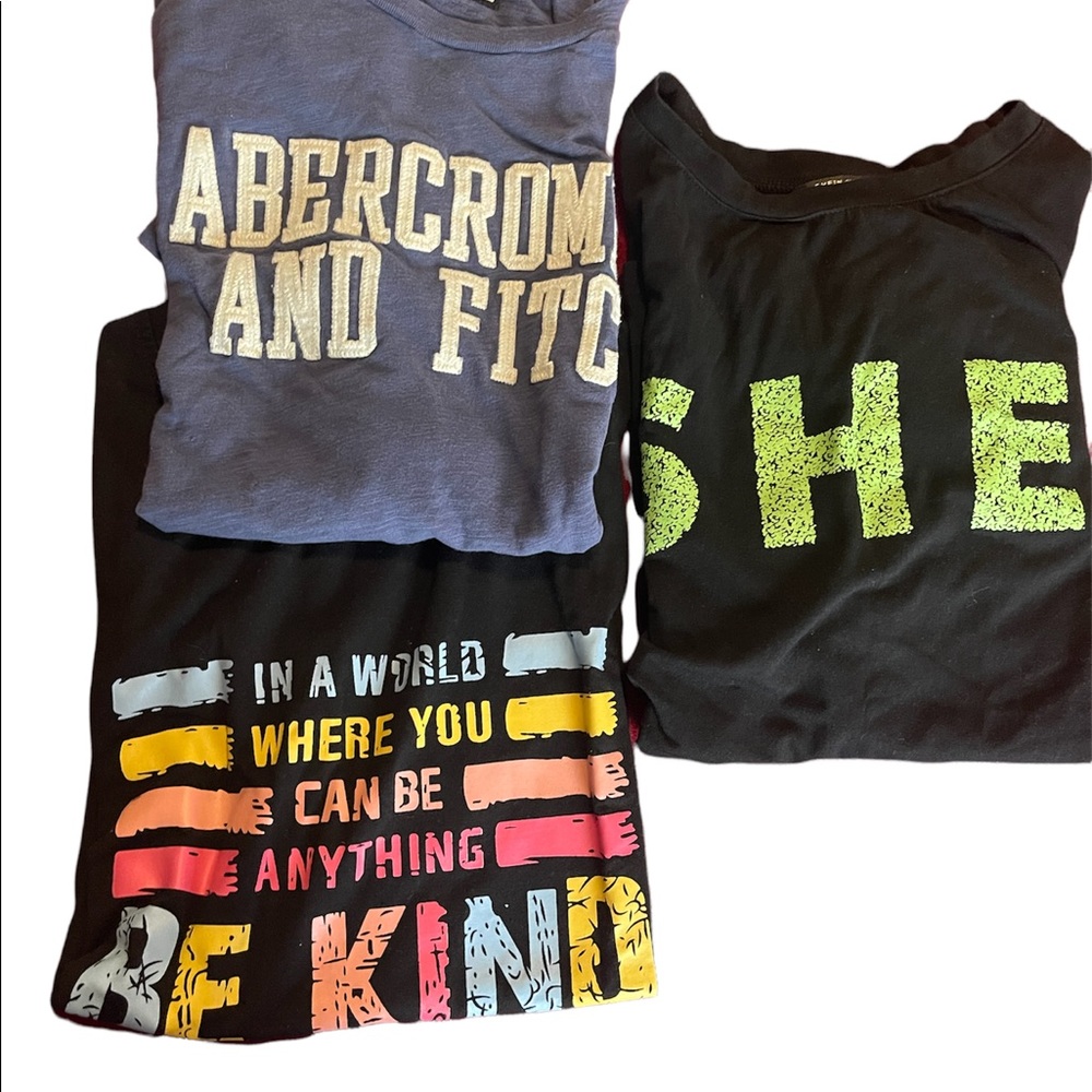 Women’s  T shirt 3 Pcs nice graphic shirt 2 size 0xl and 1 xs